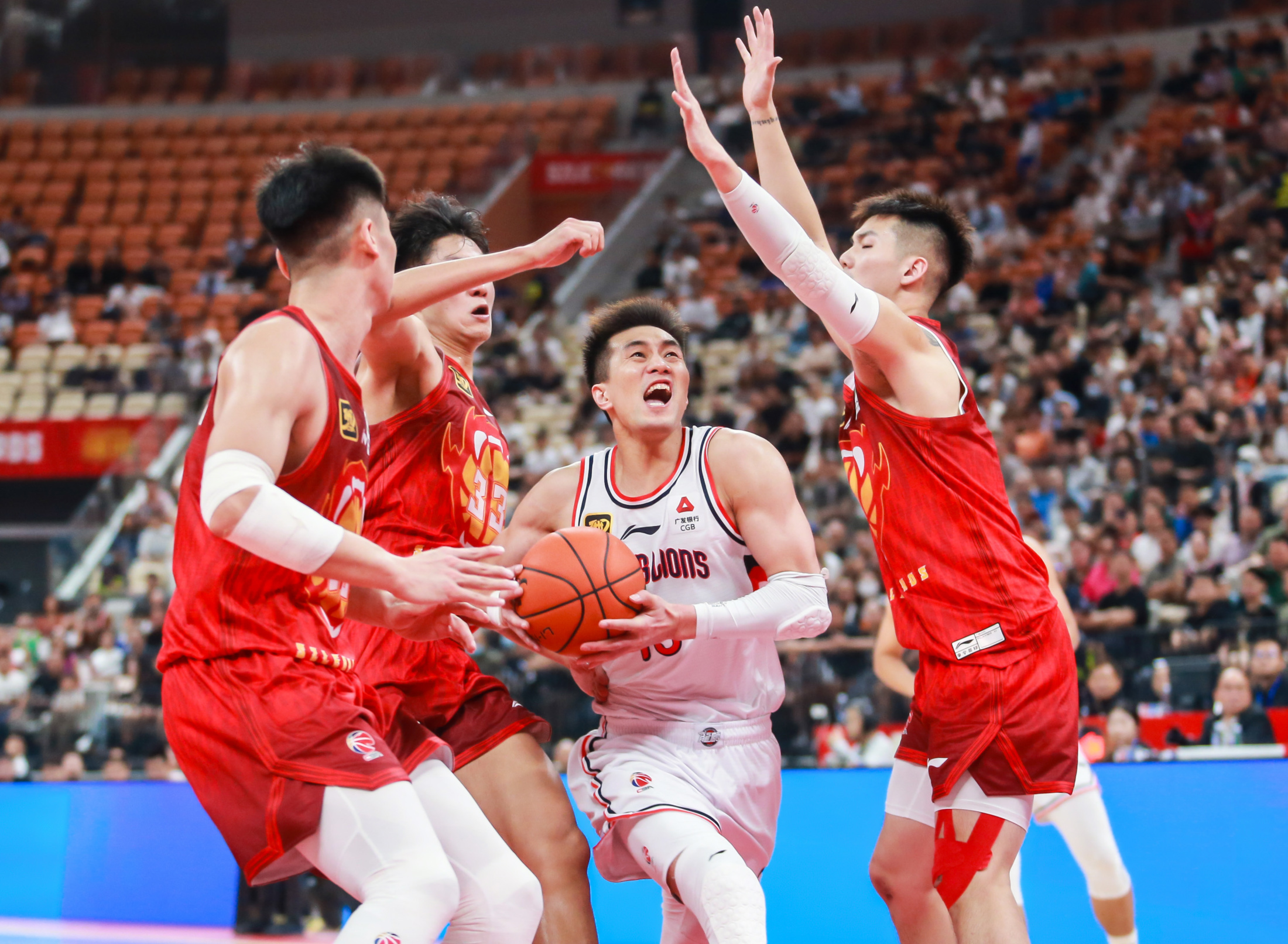 南宫电竞社区-中超今夜走向成谜，广州队遗憾出局，目标明确，身体对抗强度拉满