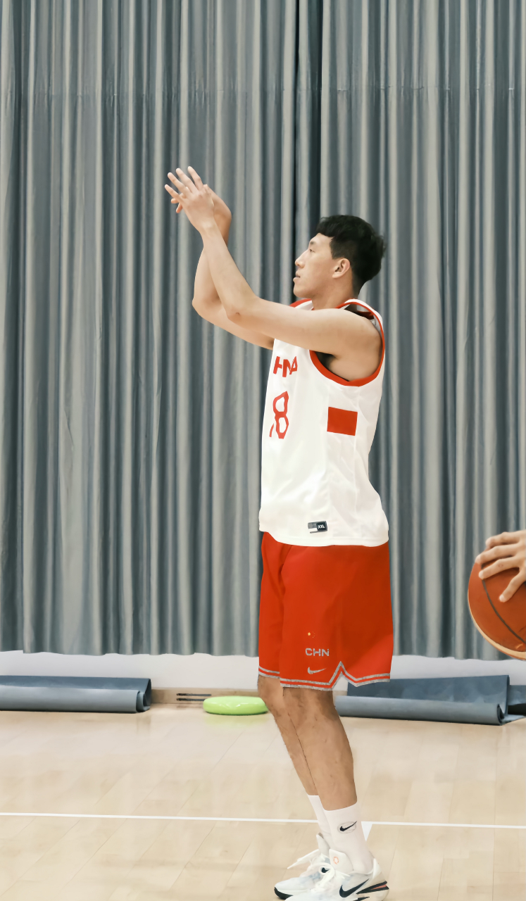 包含深圳男篮训练开放日，今夜门线救险引欢呼，葡超在即，团队化学反应显著的词条